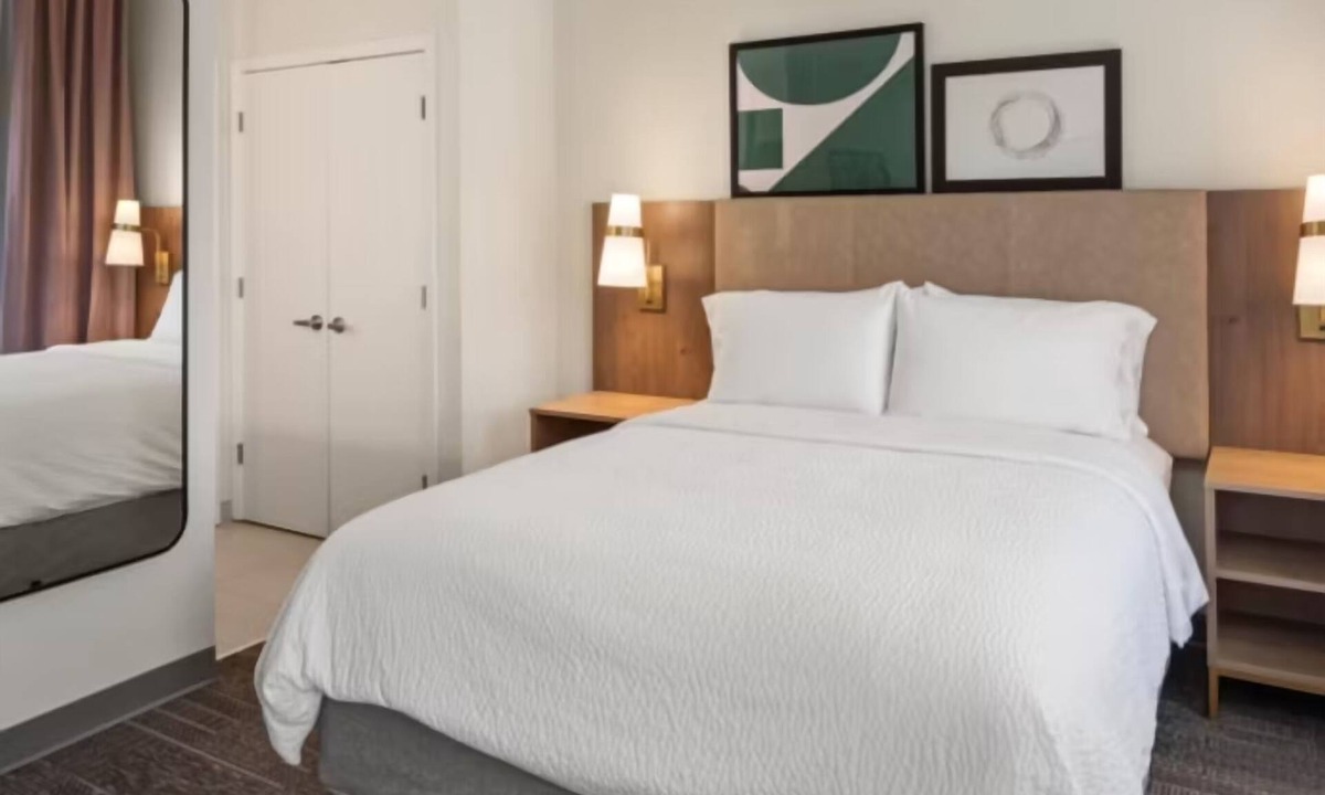 West Bloomington House | Perfect Business Traveler Room with Complimentary Breakfast