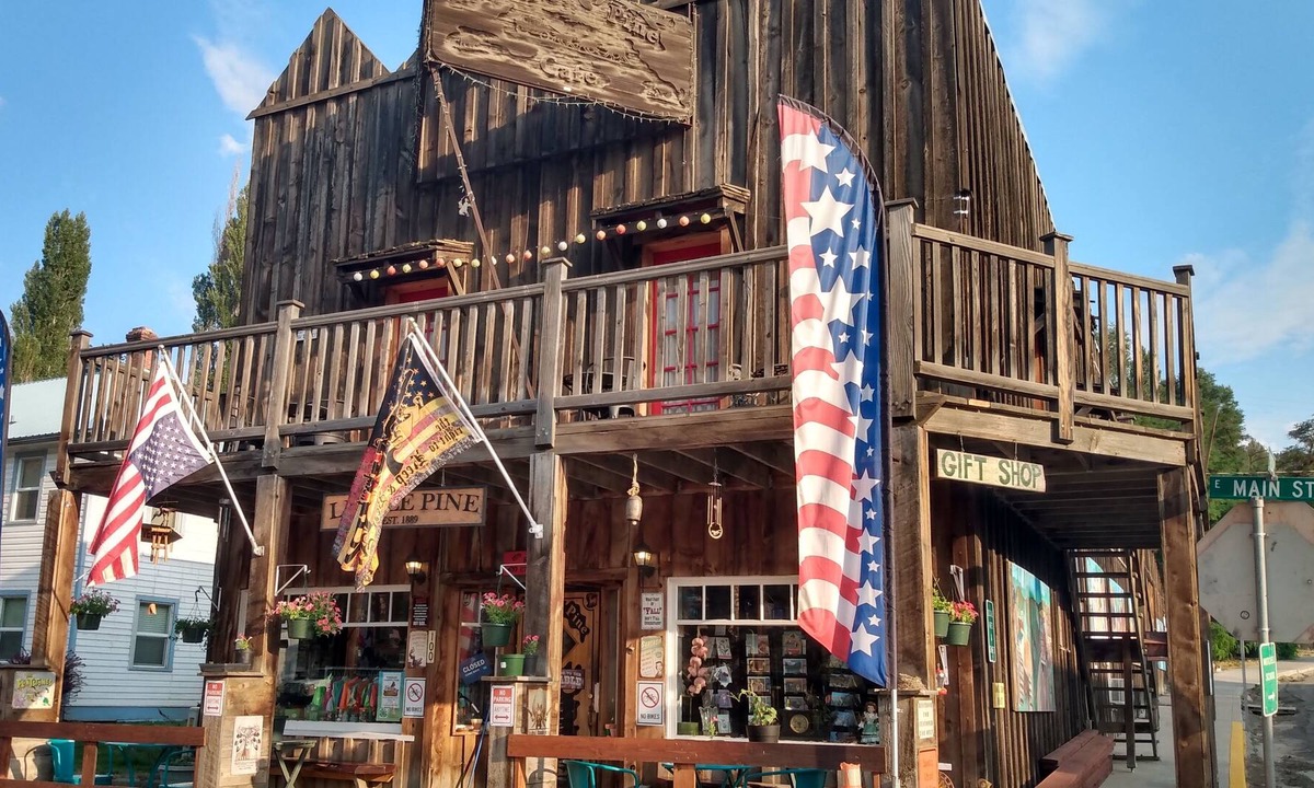 Mitchell Cabin | Pet-friendly Lodge near the Painted Hills