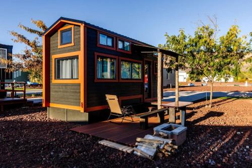 Apple Valley House | Pet-Friendly Modern Tiny Home with Red Rock Views & Private Deck Near Zion National Park, Apple Valley Utah