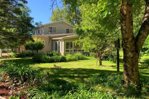 Shoshone County House | Pet-Friendly Pinehurst Home: Hike, Bike & Ski!