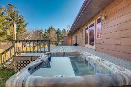 Tomahawk House | Pet-Friendly Tomahawk Home: Deck & Private Hot Tub