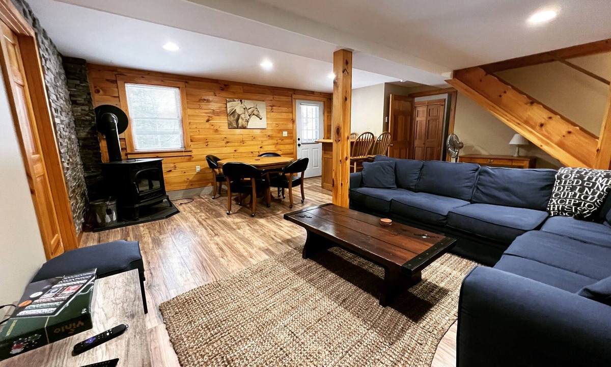 Mount Sunapee Cabin | Pinewood Lodge | Cozy Pet-Friendly Log Cabin 5 min to Mt Sunapee