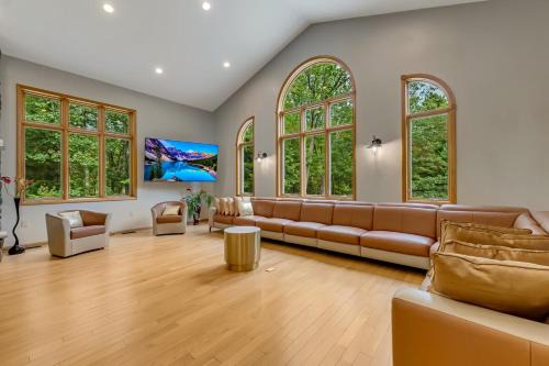 Tafton Villa | Poconos Villa arcade movie theater hot tub