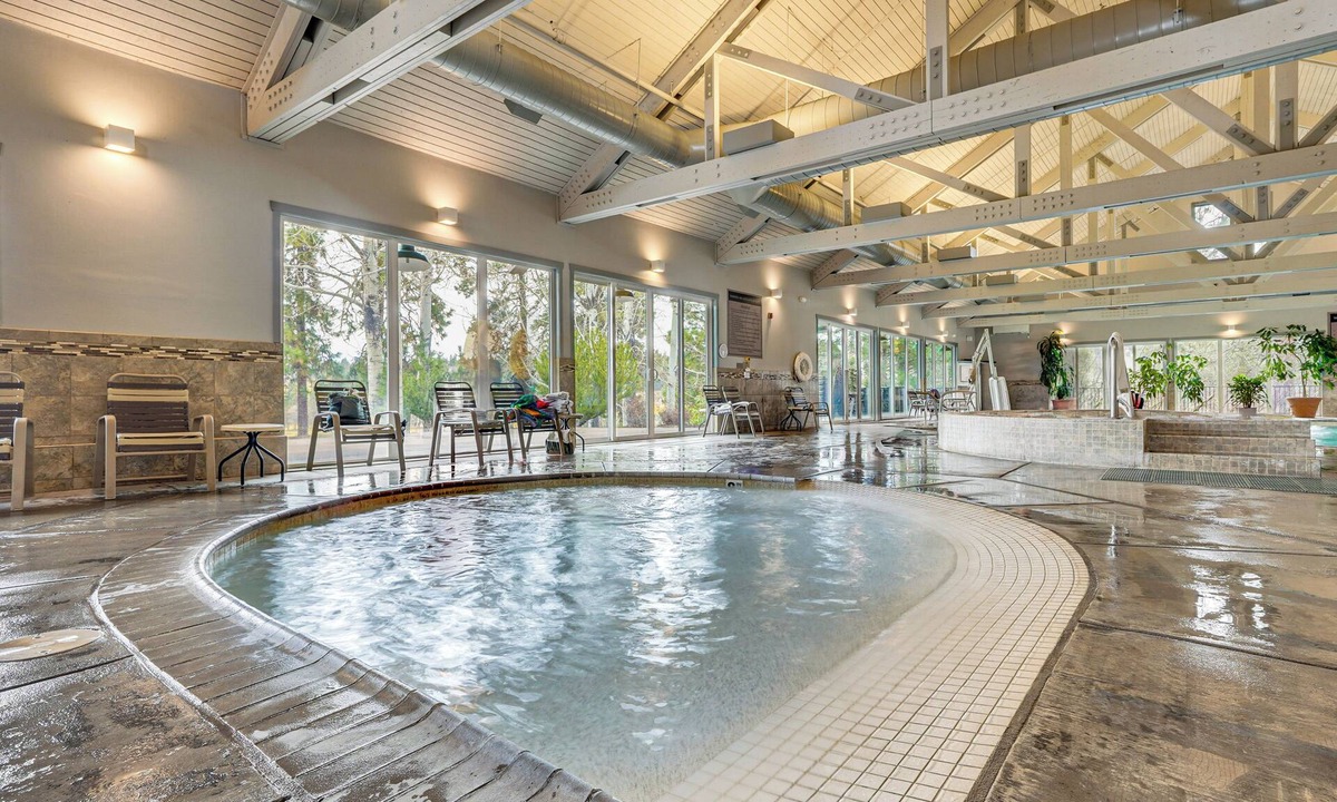 Klamath Falls Apartment | Pool & Hot Tub Access! Running Y Retreat w/Deck