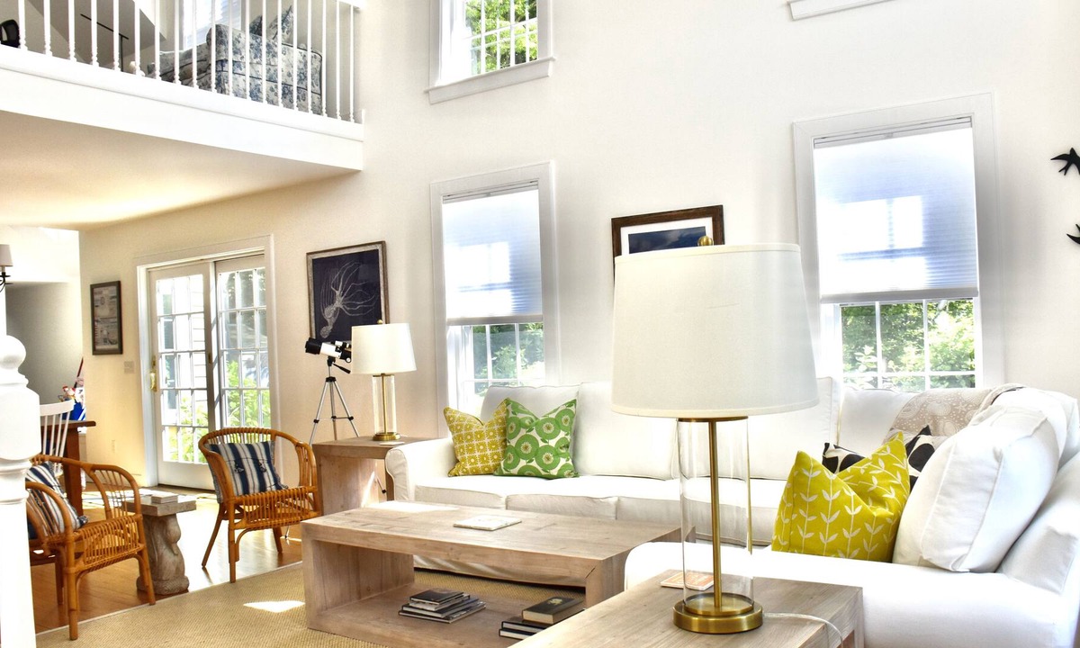 West of Town House | PRIME LOCATION close to: Town, Beaches, Pool & Tennis! Bright, Airy, Immaculate.