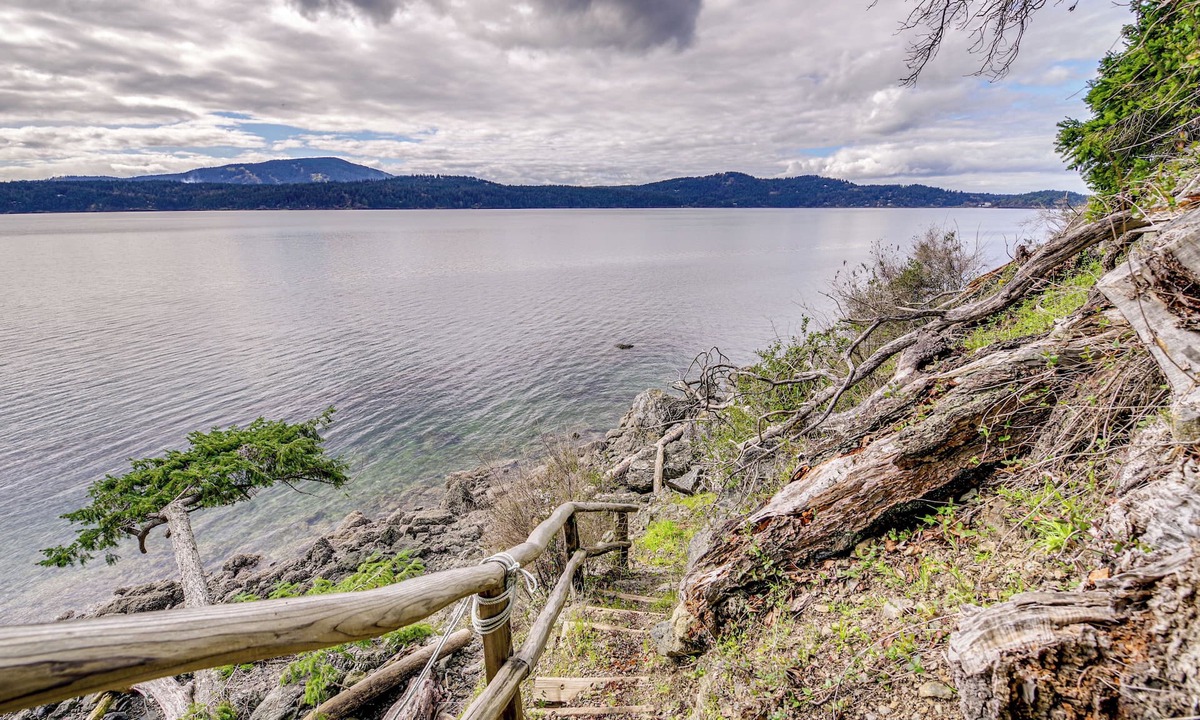 Eastsound House | Private Beach & Hot Tub: Eastsound Waterfront Gem
