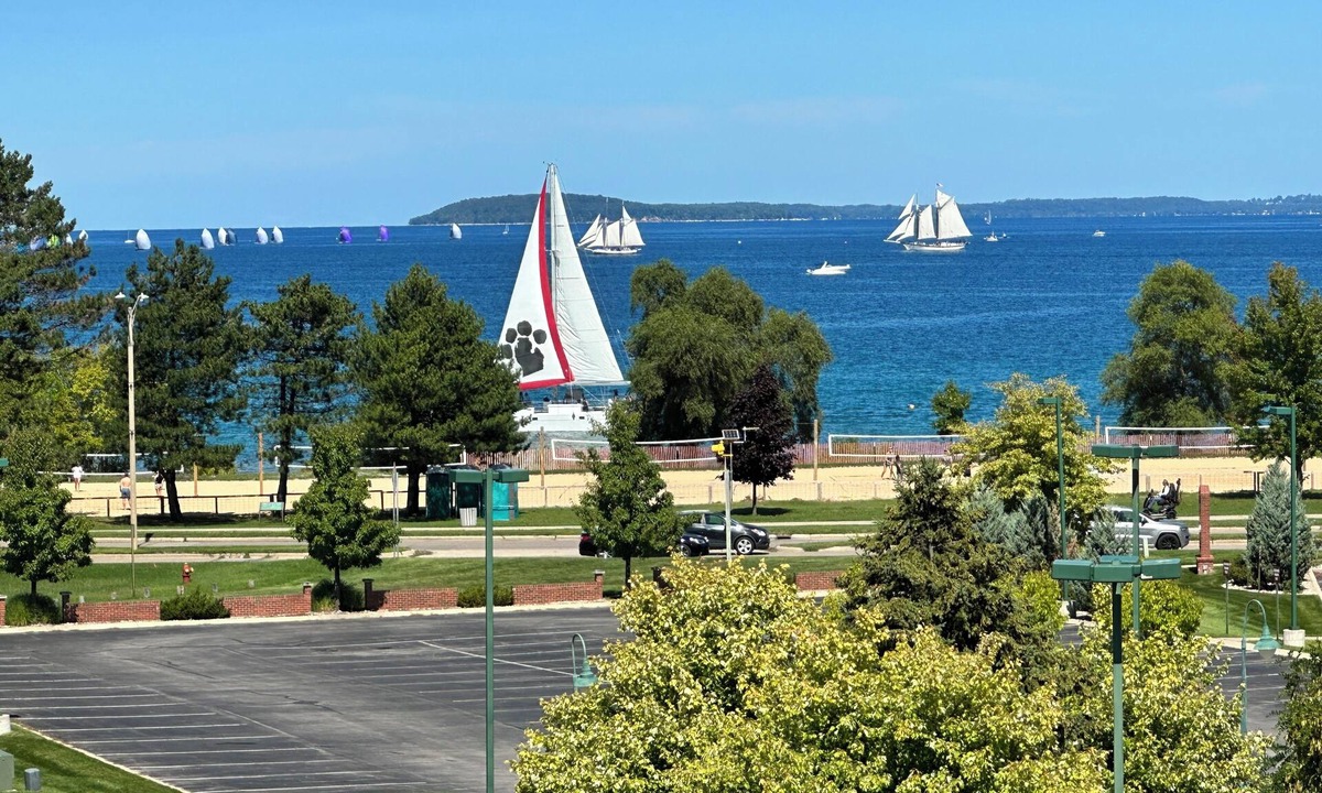 Traverse City Condo | Private Rooftop! BayView&Town2 Lake Michigan Views. Walk to Beach AND Dining!