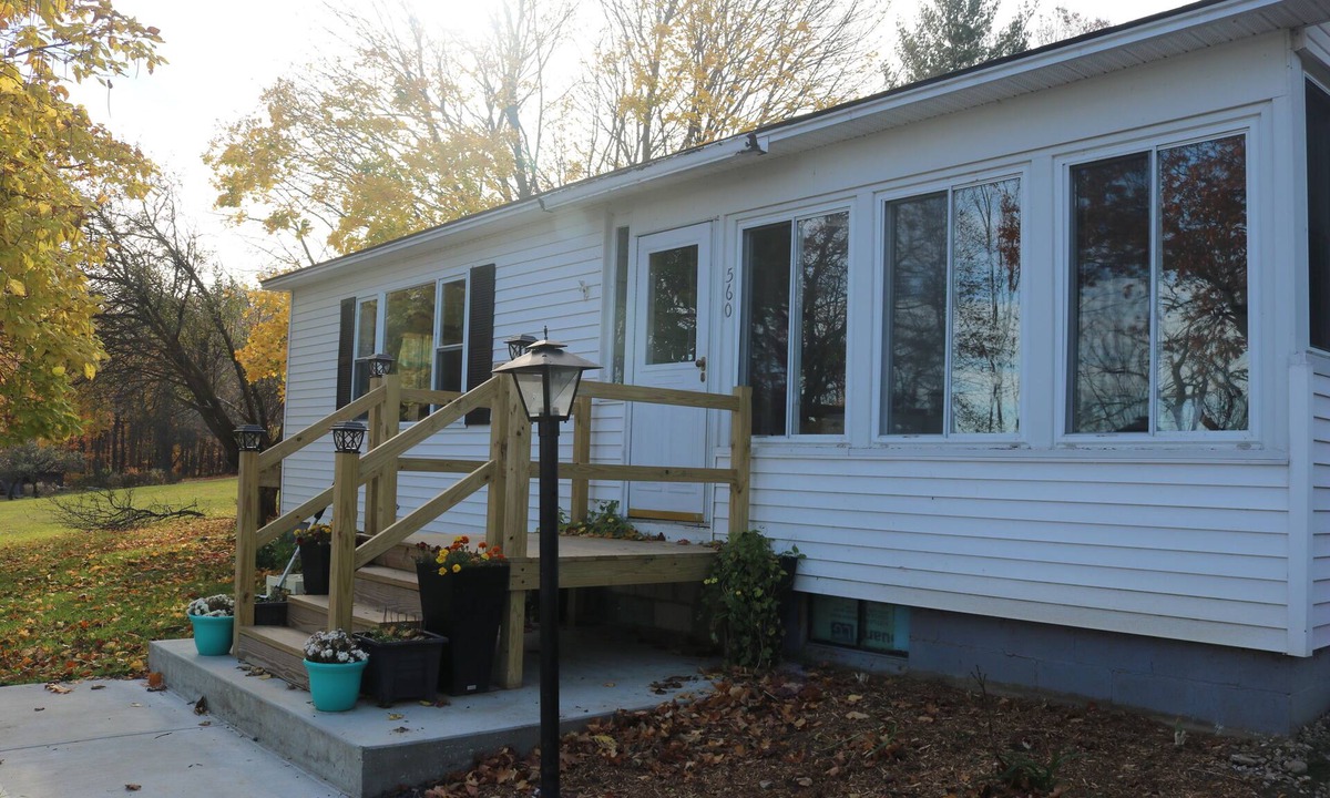North Hero House | Quaint 3-bedroom Lakefront home with WiFi in North Hero