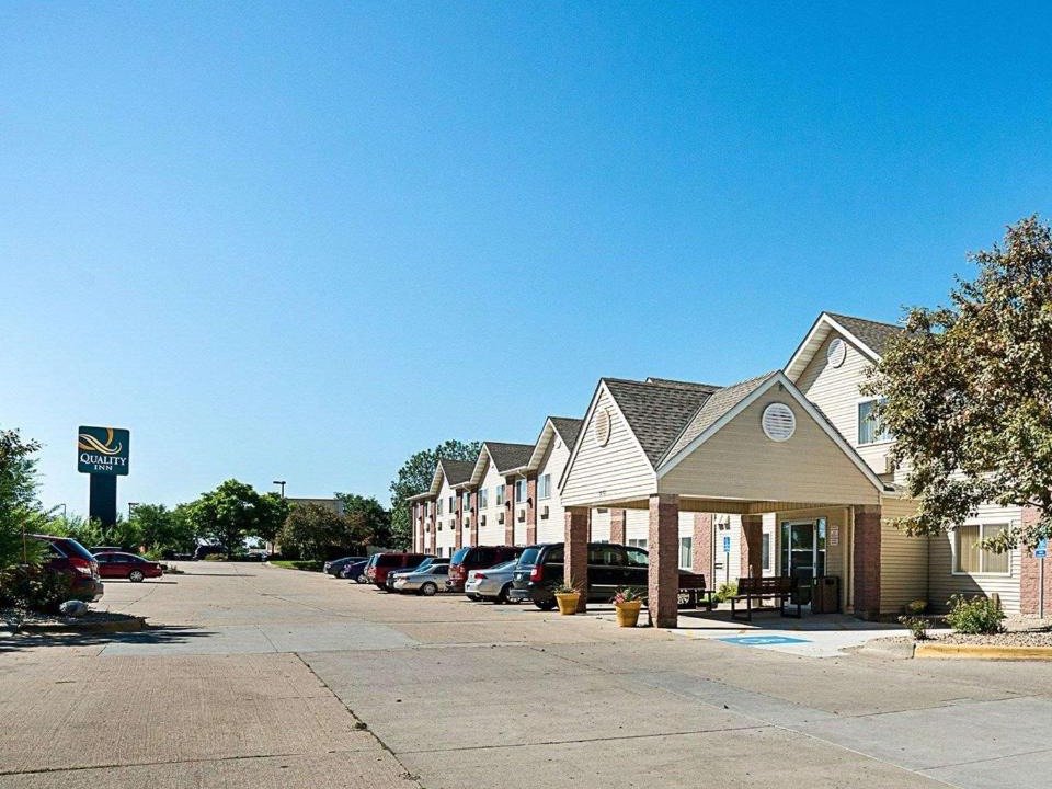 Coon Rapids Hotel | Quality Inn near Northtown Mall & National Sports Center