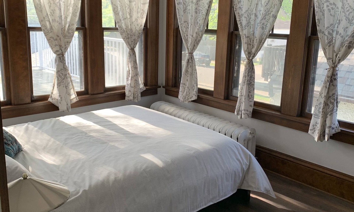 Kingfield Apartment | Quiet upper unit close to Uptown -Close to Lakes and downtown