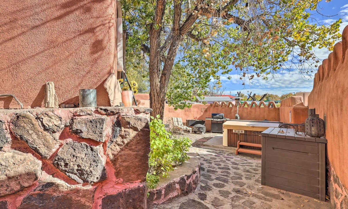 Santa Cruz Apartment | Quirky Santa Cruz Studio w/Shared Courtyard!