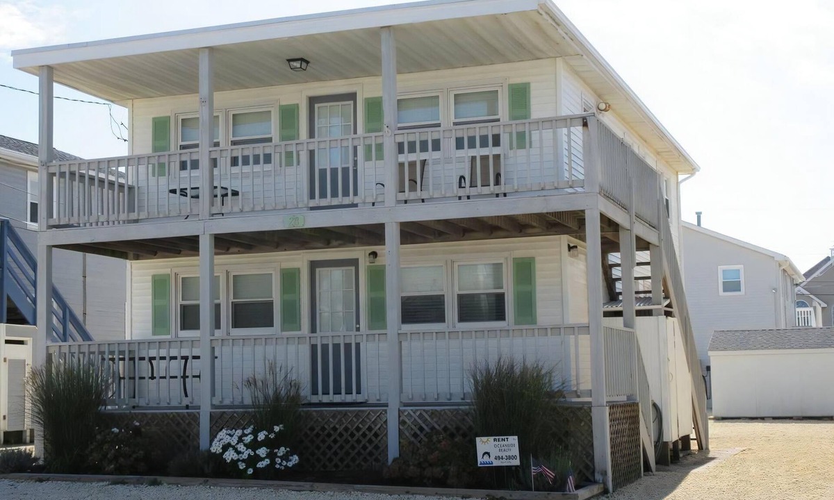 Surf City Apartment | recently updated second floor duplex located on the ocean block in Surf City.