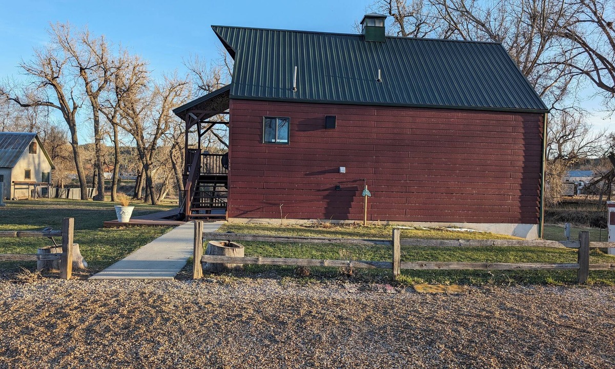 Hulett House | Red Bluffs Lodge Upper Unit, located on the River, minutes from Devils Tower!