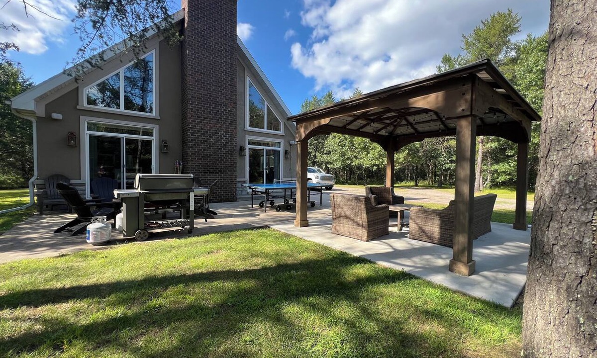 Necedah House | Relaxing Secluded Forest Cabin. Fire Pit, Lakes & Nature Near Wisconsin Dells