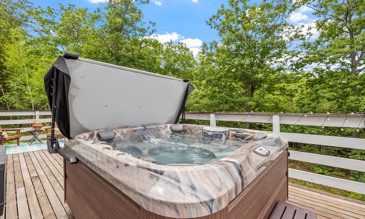 Alexandria House | Renovated Alexandria NH jacuzzi house~firepit! gameroom! dog friendly! fenced