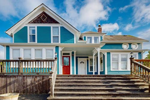 Long Beach House | Restored Victorian Home with Free High-Speed WiFi & washer&dryer
