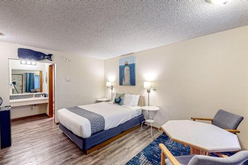 Bandon Apartment | Retro beach hideaway with fast WiFI - walk to downtown attractions