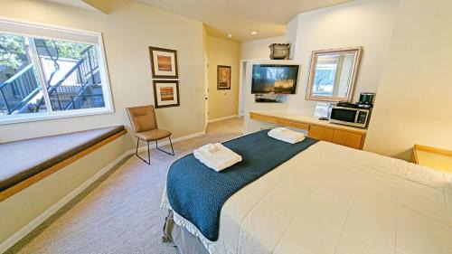 Century West Apartment | River Ridge 328B