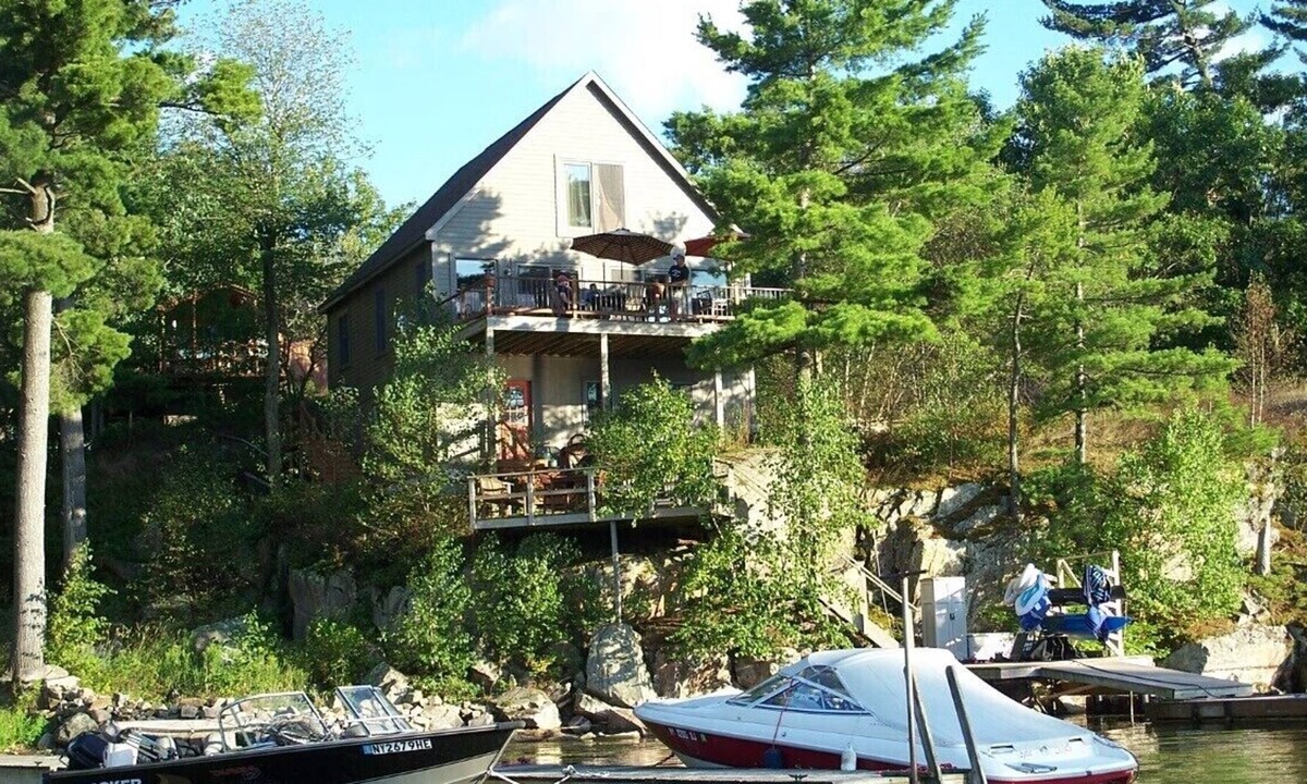 Redwood House | Riverfront Kring Point House