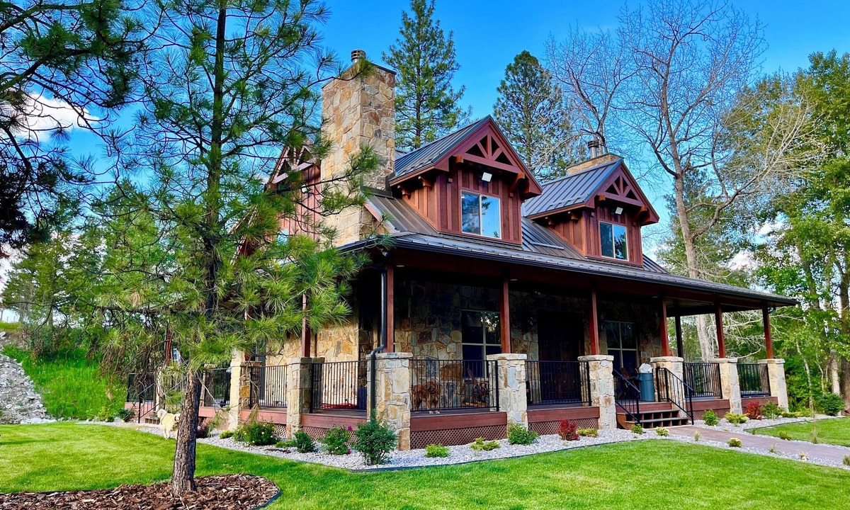 Hamilton House | Riverfront Luxury Cabin With Pond And Hot Tub.