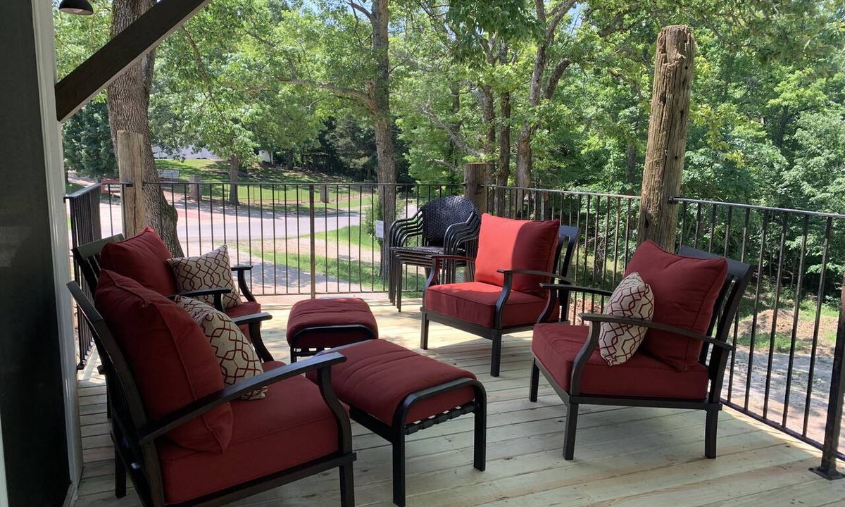 Omaha House | Romantic Bungalow! Pool💦Hot Tub,Fire pit, Outdoor Space, Branson & Cricket Creek