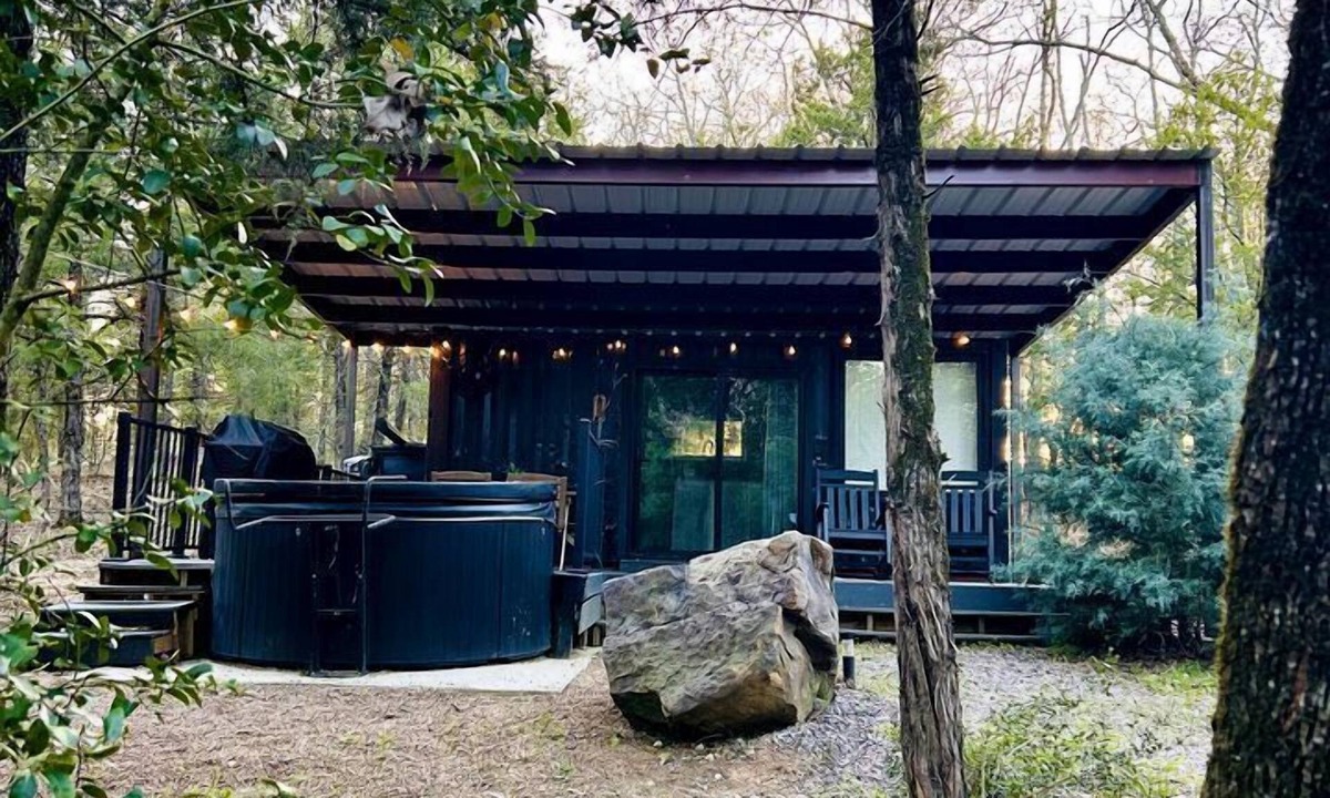 Log Cabin Cabin | Romantic Container with Jacuzzi Great for a Couples Retreat in Texas