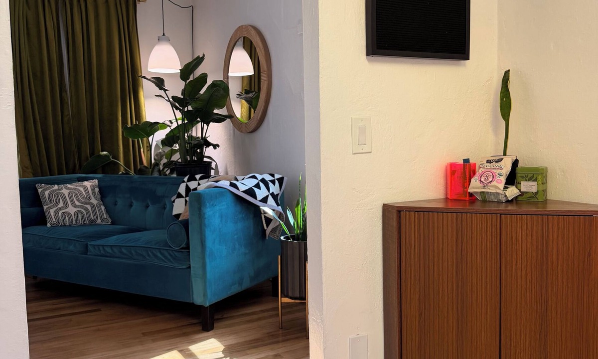 Depot Bench House | Ruby Bungalow- Private Entrance + Yard