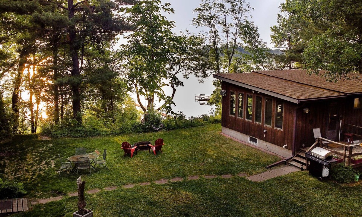 Harris Cabin | Scandinavian Lake Cabin Ideal for Romantic Getaway