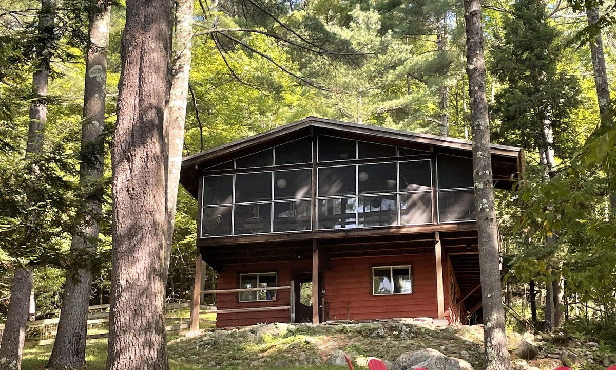 Keene House | Secluded house with enclosed dog yard on 200 acre family estate