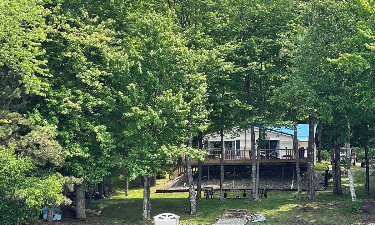 Crandon Cottage | Serene cottage with all you need to relax on charming Bishop Lake