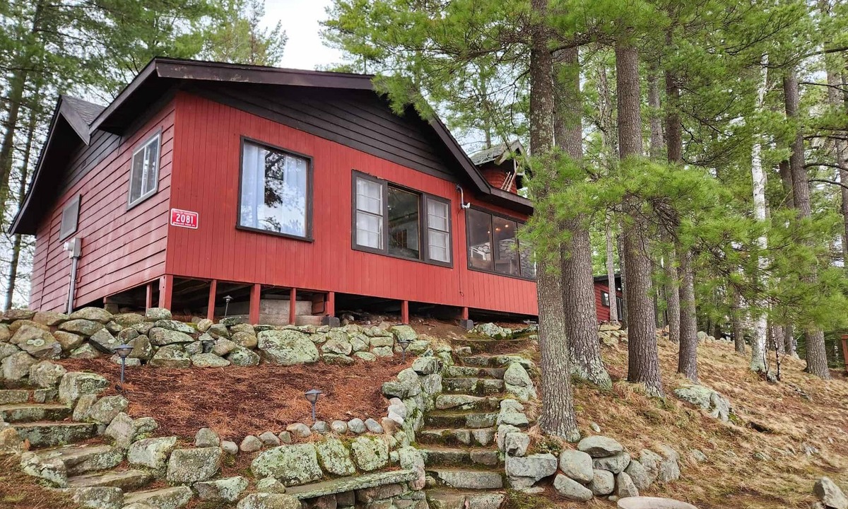 Tomahawk Cabin | Shady Rest Cabin #2, lakefront, firepit, sleeps 6, pets welcome, sandy beach