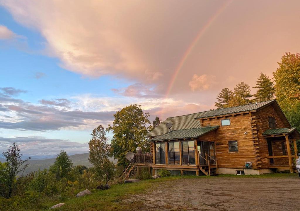 Dalton Villa | SI INCREDIBLE VIEWS from this log cabin with large deck huge yard fire pit hot tub