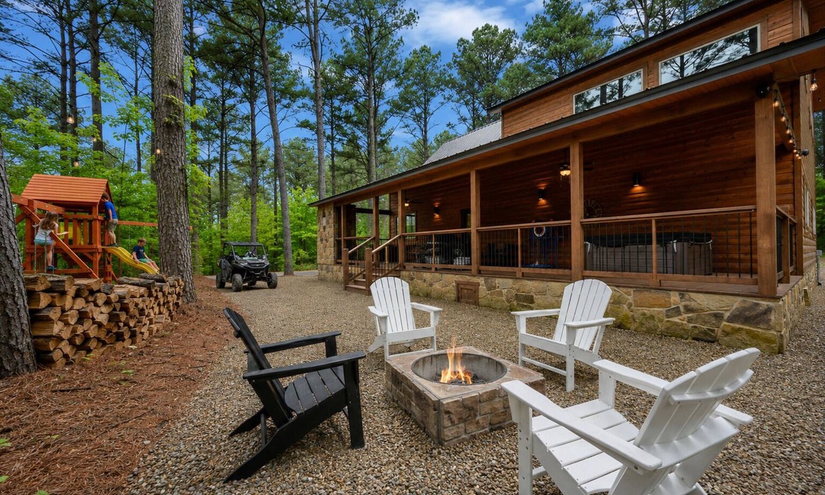 Pickens Cabin | Silverado | UTV Trail Access Hot Tub Pool Table 3 King Suites