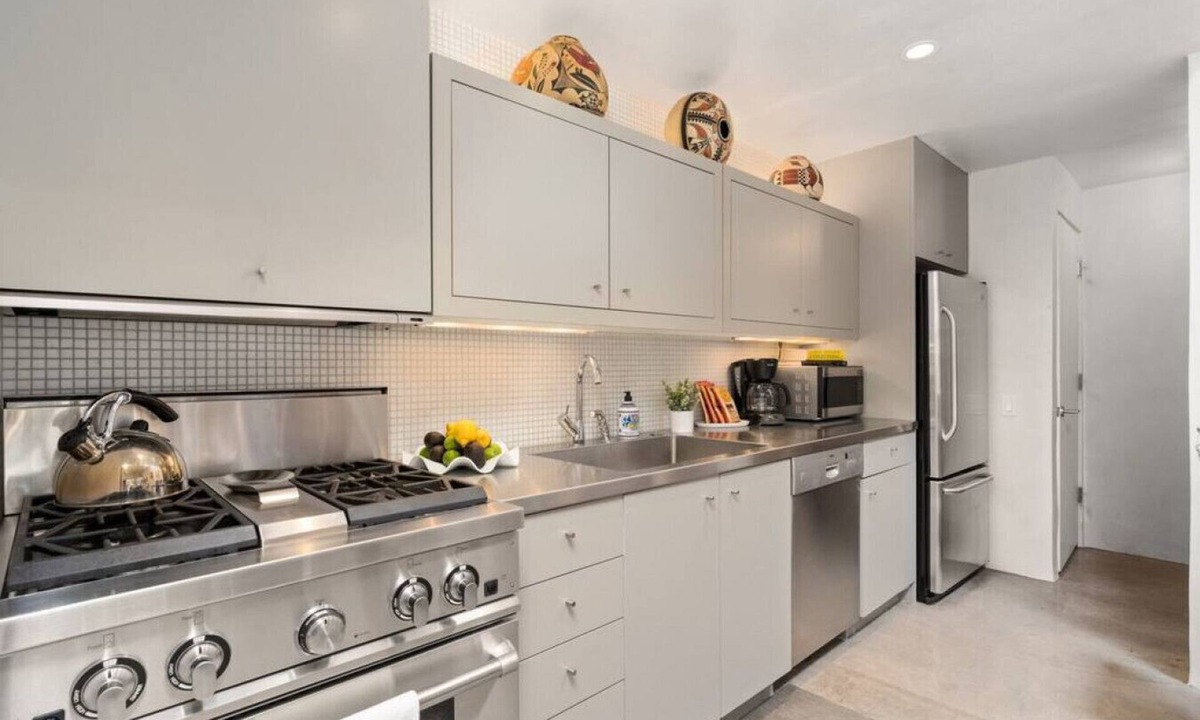 Historic Eastside House | Ski Discounts! Walk to Plaza on Historic East Side