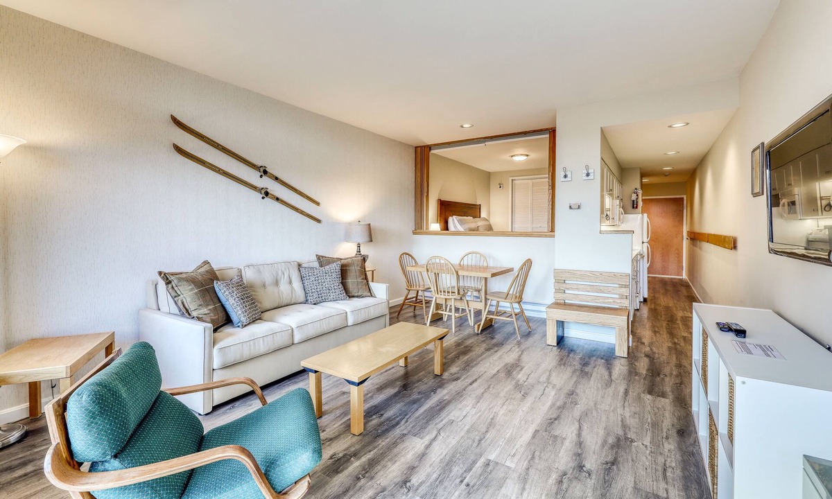 Warren Condo | Ski getaway near the slopes with private balcony & mountain views