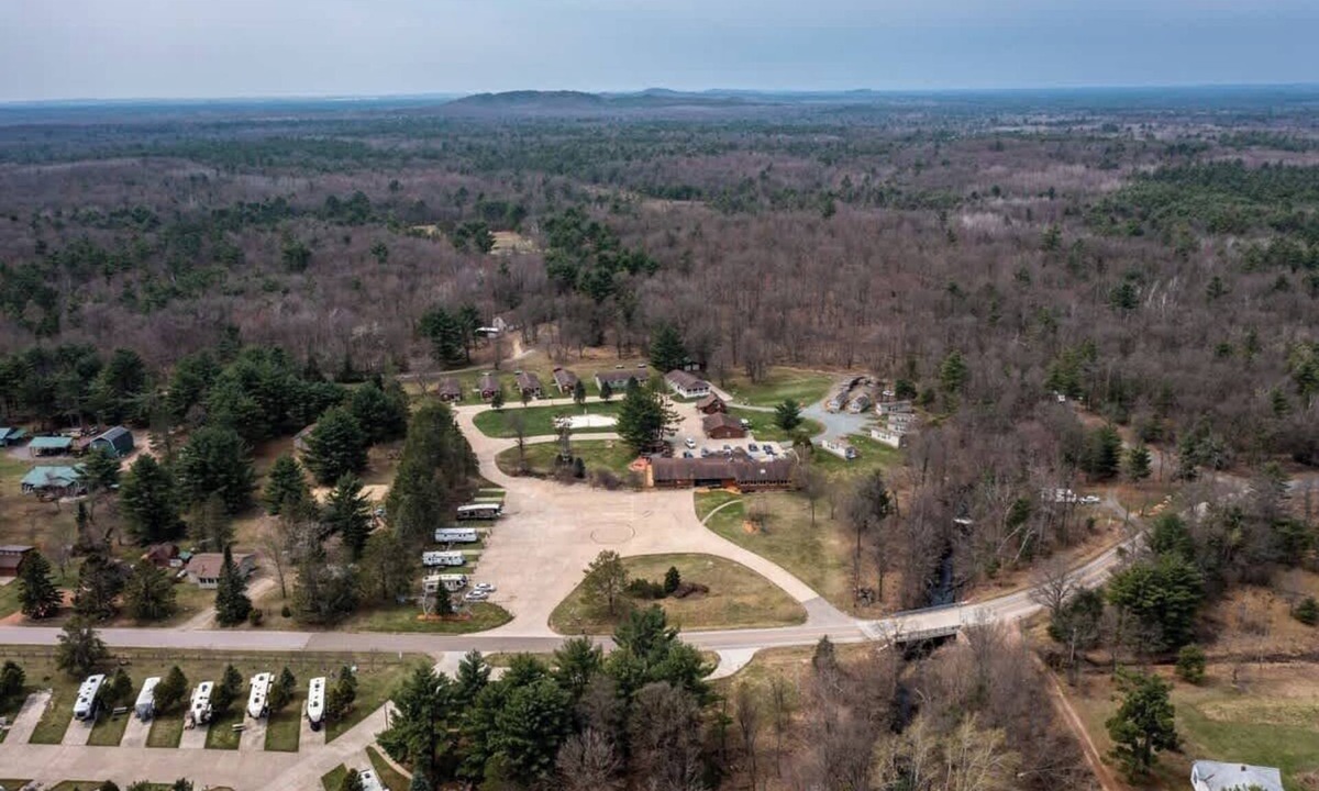 Neillsville Cabin | Sleeps 6, 3BR, Fully Furnished, On-site Fun