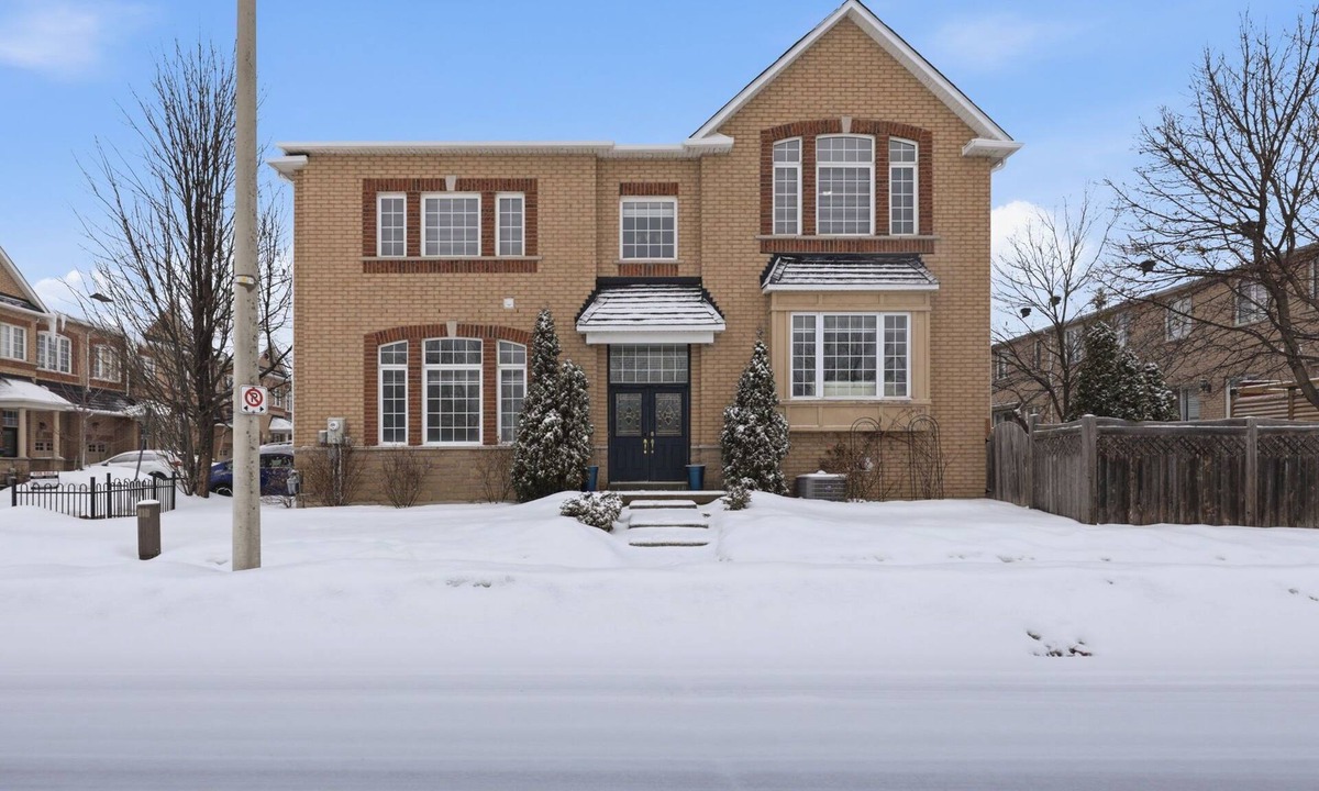 Brampton House | Spacious 3BR Brampton Retreat - Treadmill and Deck