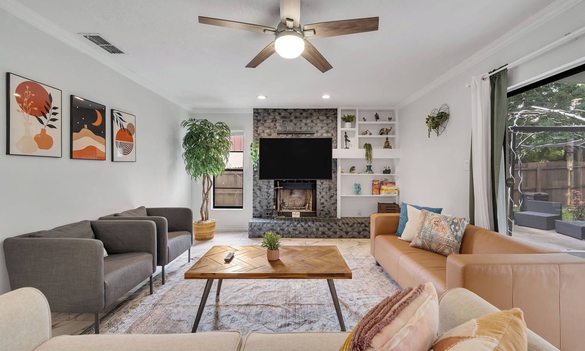 Lakeview Village House | Spacious 4BR/3BA~Espresso machine~Backyard~Grill!