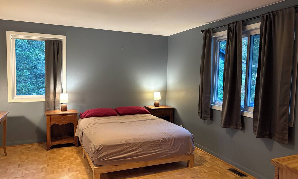 Western House | Spacious Bright Bedroom with Queen Bed