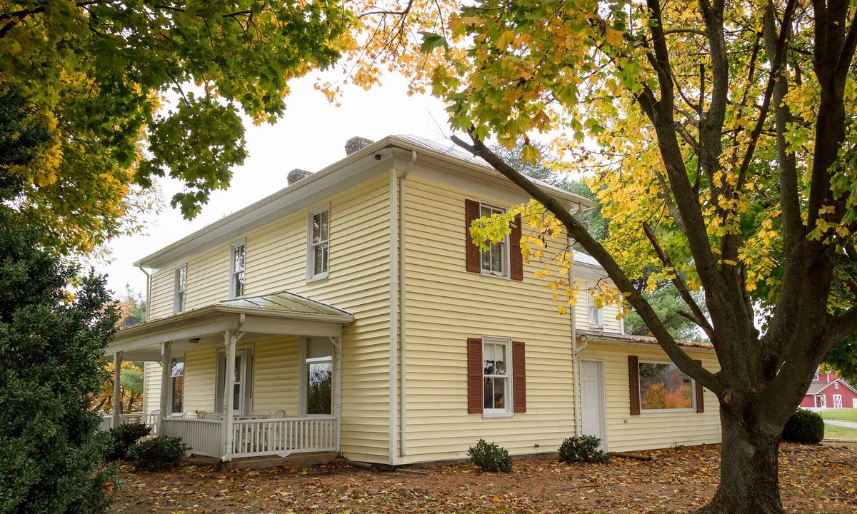 Stanley House | Spacious Country House with Scenic Views, Trail Rides on site, and River Access!