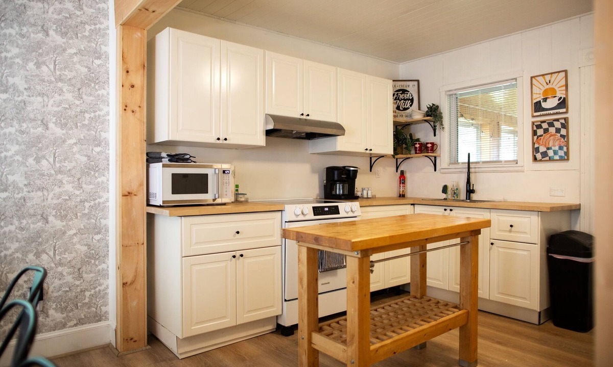 North Troy House | Spacious, family-friendly 6BR home, near Jay Peak