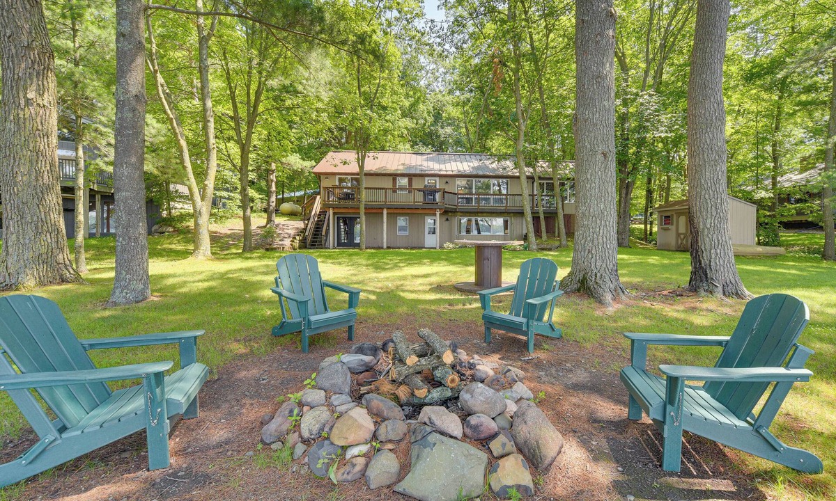 Luck Cabin | Spacious Luxury Cabin w/Deck & Dock on Bone Lake
