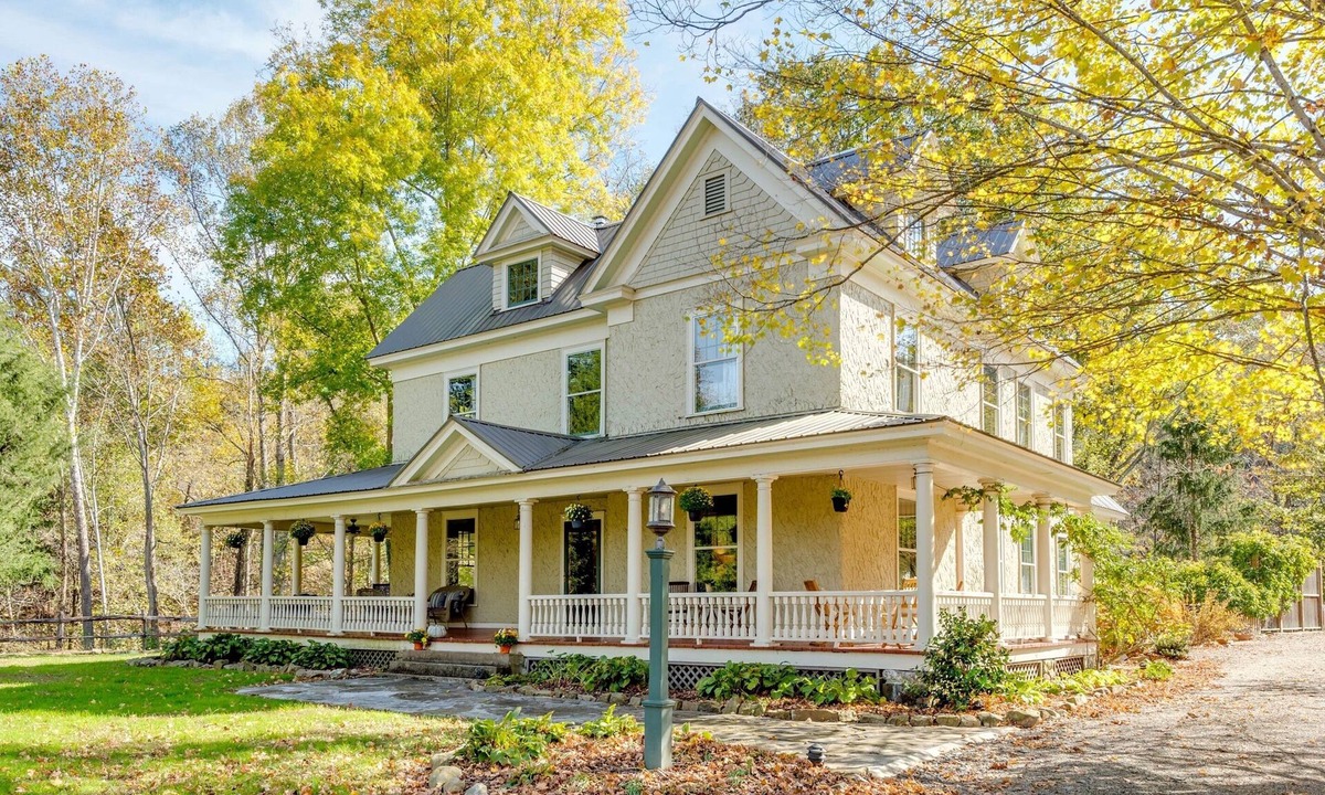 Hot Springs House | Spacious Mountain Farmhouse | Creek | Hot Tub | Fireplaces | In Town