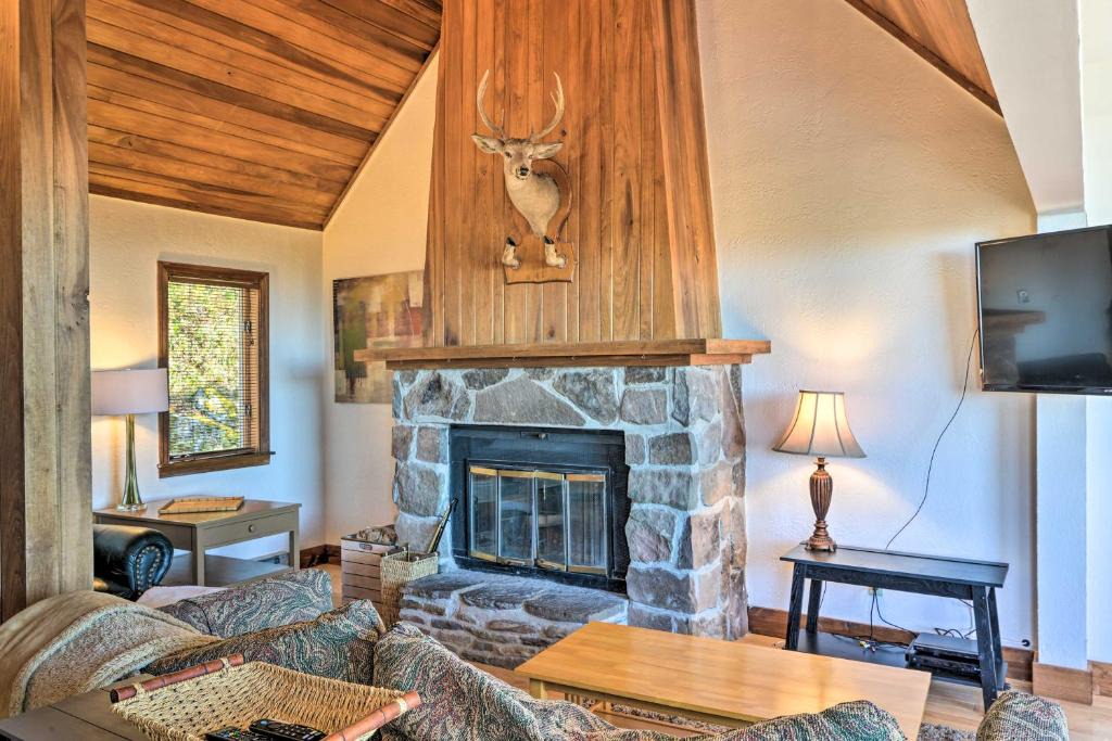 Snowshoe House | Spacious Snowshoe Cabin with Sunset Mtn Views!