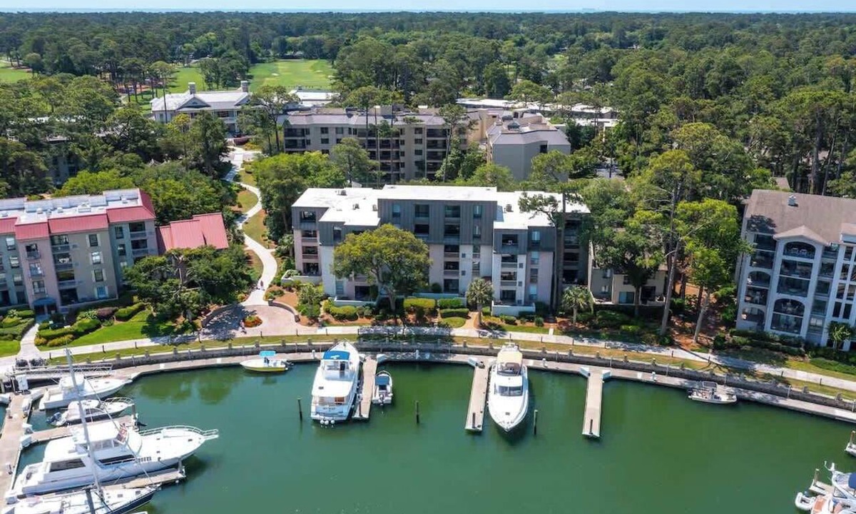 Harbour Town Condo | Spacious Villa, Near Shops & Beach in Harbour Town
