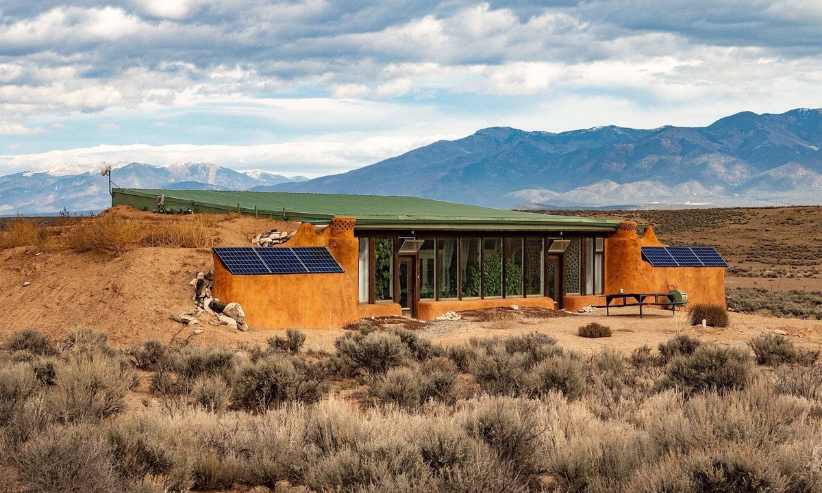 Petaca House | Stargazing Earthship Retreat in Taos with Outdoor Fire Pit - sleeps 6!