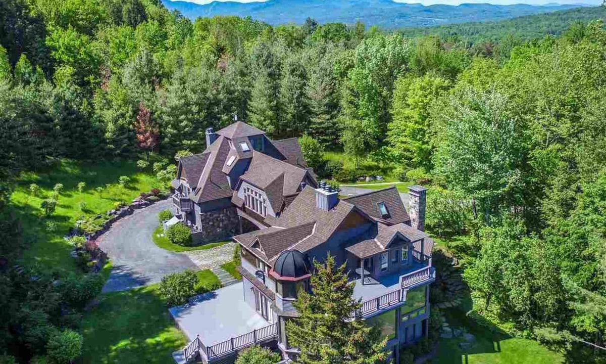Stowe Hollow Apartment | STOWE HOLLOW apt, tesla plug. Great for couples, and small families