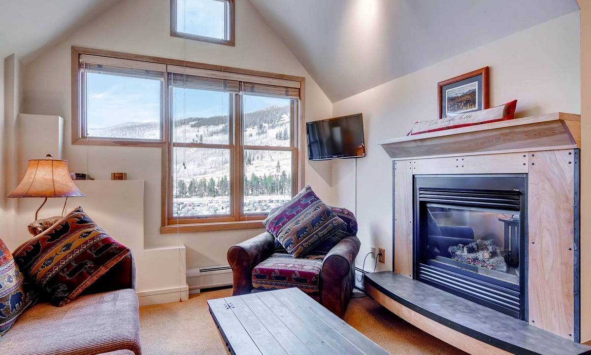 River Run Condo | Studio condo w/full kitchen Walk to the slopes Kids Ski Free