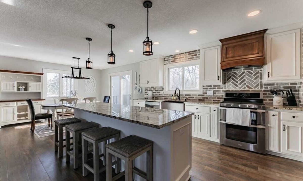 Excelsior House | Stunning 1 Acre Farmhouse Great Lake Location