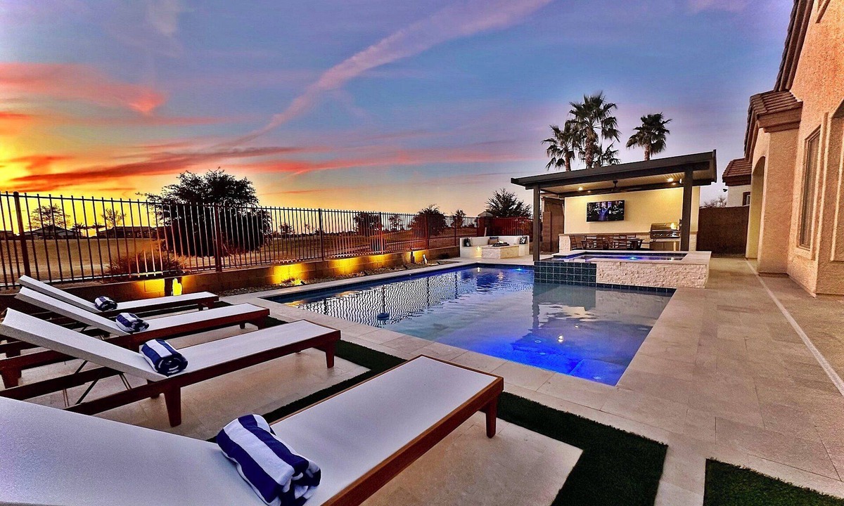 Seville House | Stunning Backyard On The Ninth Hole in Seville